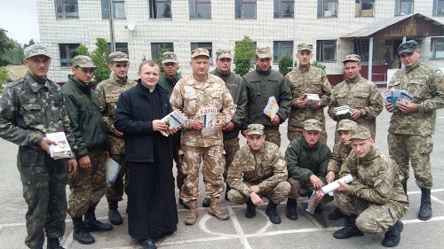 13 вересня 2015 року, військові капелани о. Андрій Сіданич та бр. Юрій Балух відвідали одне із військових поселень Яворівського полігону. Капелани привезли солдатам строкової служби та мобілізованим військовим подарунок від видавництва «Свічадо» - книги, які сприятимуть духовному та особистісному розвитку, допоможуть знайти відповіді на важливі питання. Нагадаємо, це вже не перша така допомога від цього видавництва: «Свічадо» вже неодноразово збагачувало бібліотеку військових духовною літературою. За це капелани та самі солдати висловлюють їм щиру подяку. 13 вересня 2015 року, військові капелани о. Андрій Сіданич та бр. Юрій Балух відвідали одне із військових поселень Яворівського полігону. Капелани привезли солдатам строкової служби та мобілізованим військовим подарунок від видавництва «Свічадо» - книги, які сприятимуть духовному та особистісному розвитку, допоможуть знайти відповіді на важливі питання. Нагадаємо, це вже не перша така допомога від цього видавництва: «Свічадо» вже неодноразово збагачувало бібліотеку військових духовною літературою. За це капелани та самі солдати висловлюють їм щиру подяку.